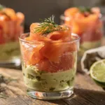 Verrine de saumon fumé, avocat et pamplemousse : une entrée froide sans cuisson